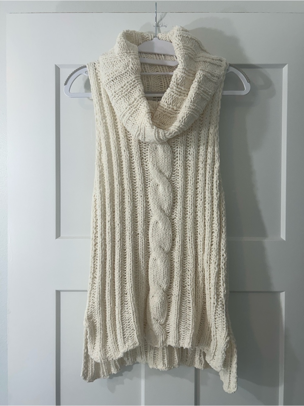 BB Dakota Cream Cable-Knit Sleeveless Turtleneck Sweater